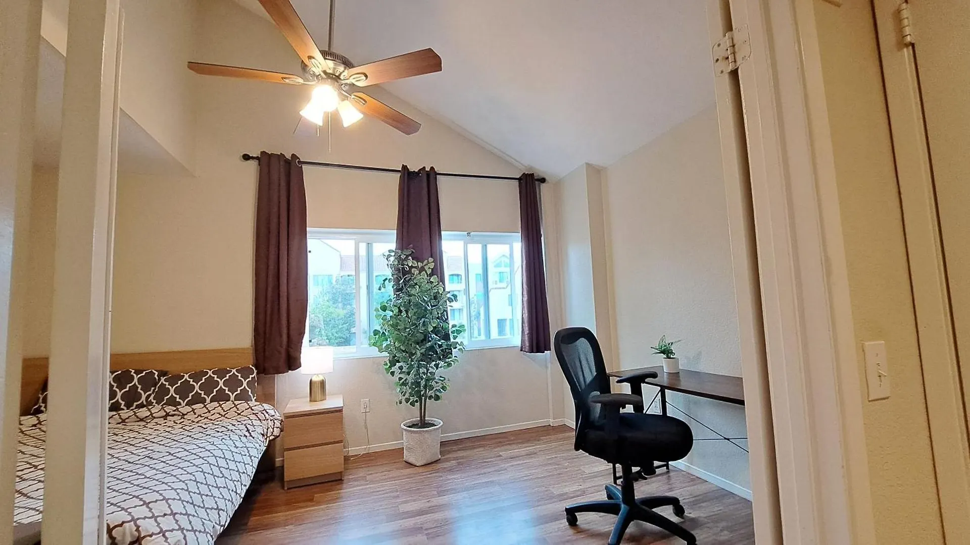 Corner 2-story One Bedroom La Jolla Daire *