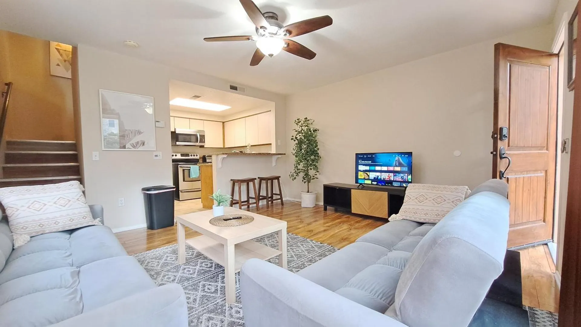 Daire Corner 2-story One Bedroom La Jolla