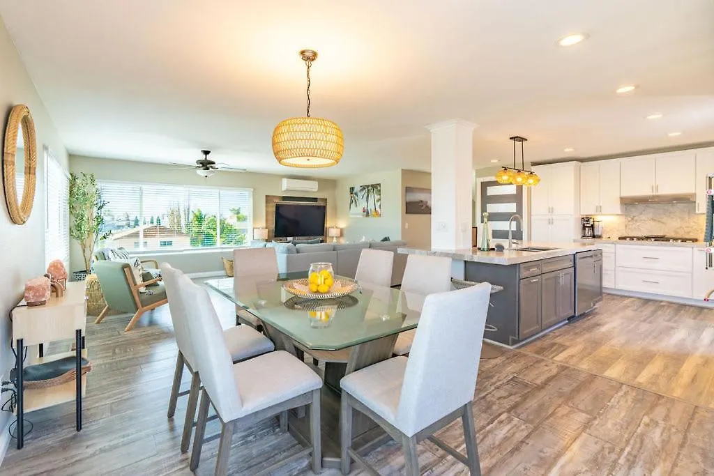 Surfside Charmer One Block To San Diego