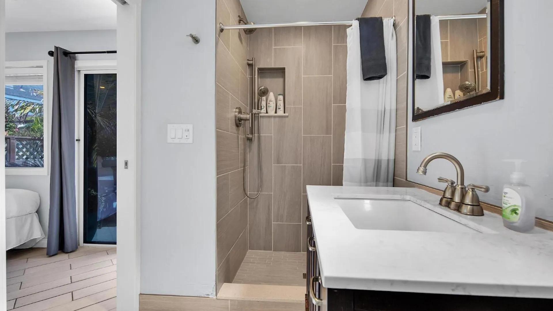 Stunning Haven! Steps To The & Pet Friendly! Дом отдыха *
