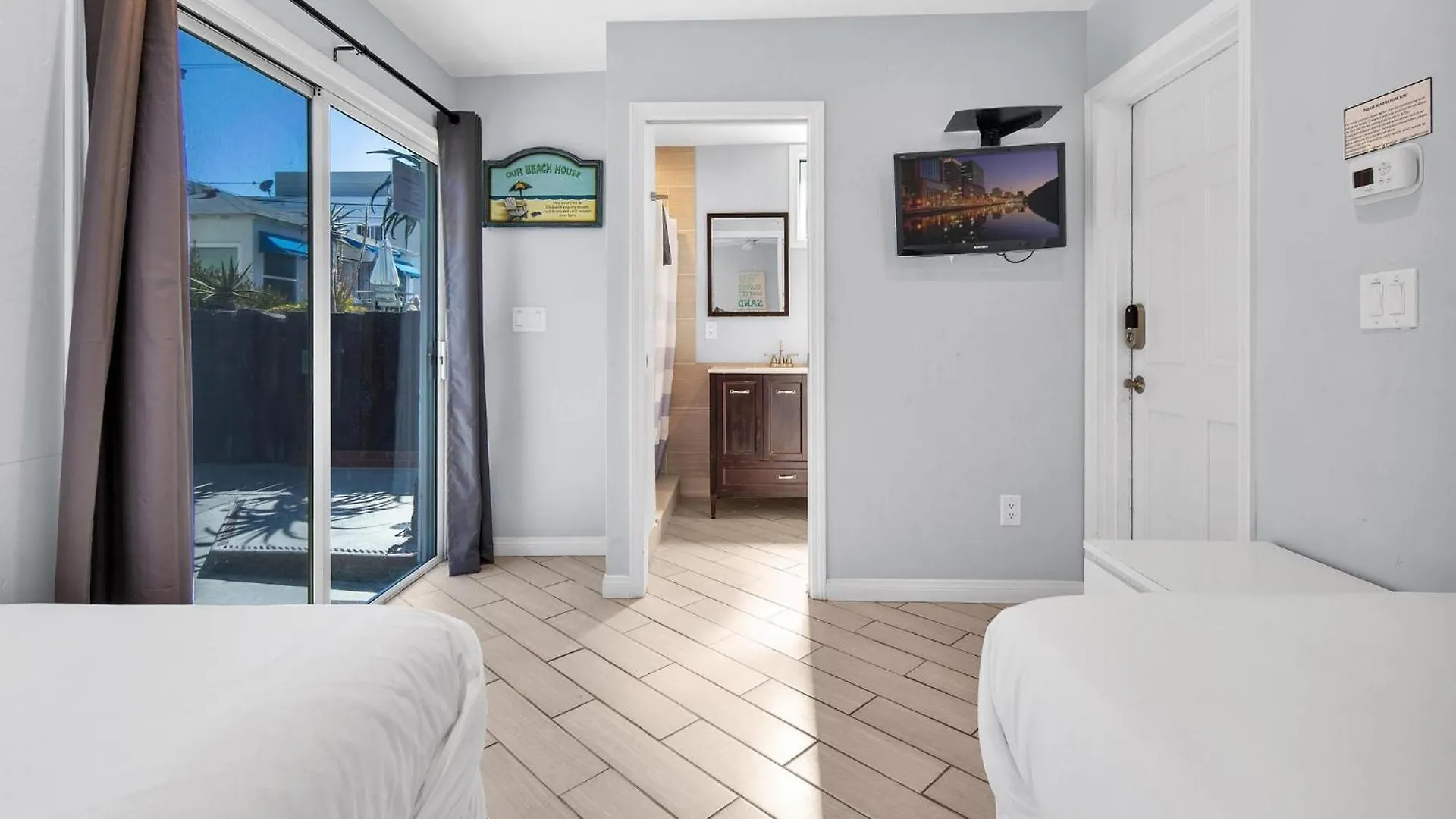 Stunning Haven! Steps To The & Pet Friendly! *