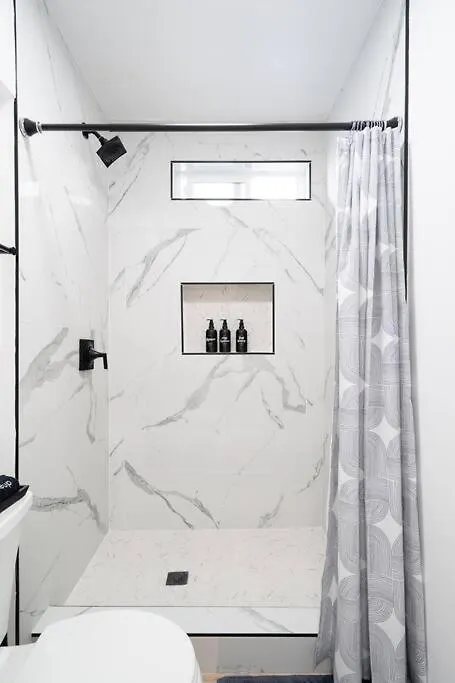 * Bueno Bueno Casita * / 7 Min To Downtown / 4 Bdr بيت للعطل