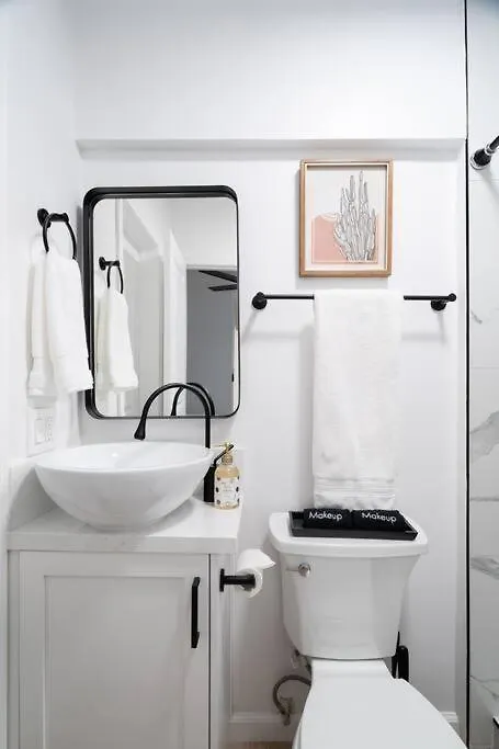 * Bueno Bueno Casita * / 7 Min To Downtown / 4 Bdr *