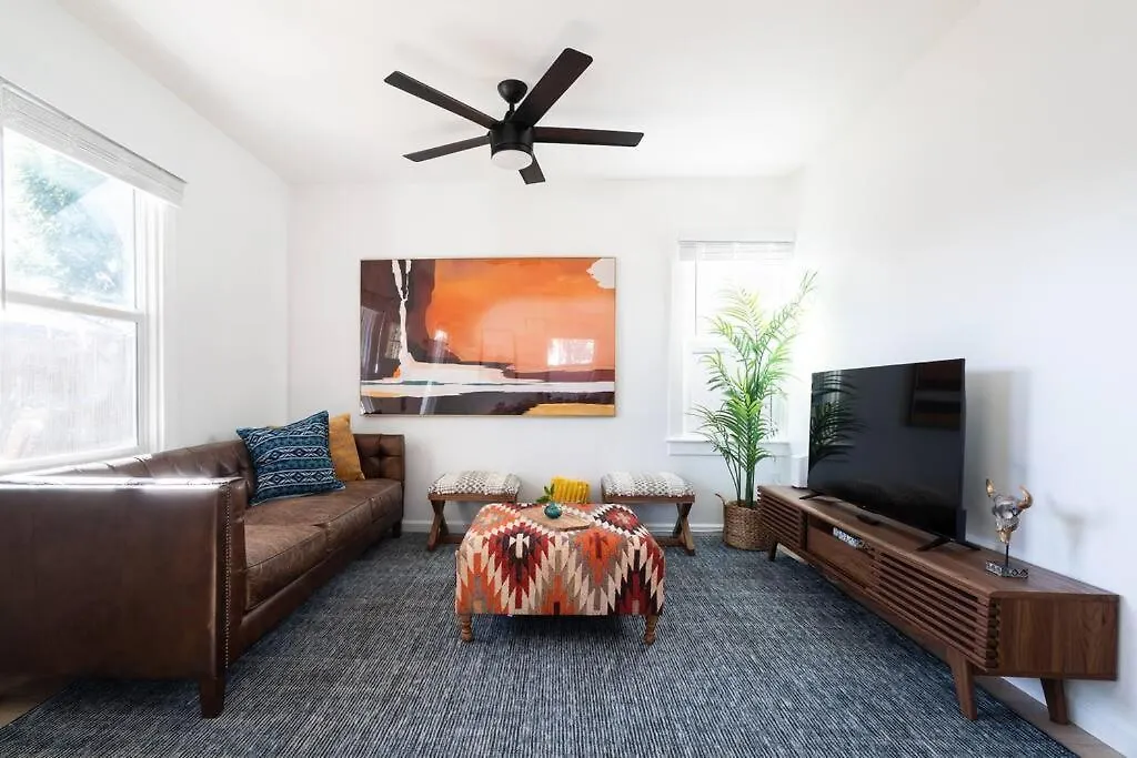 بيت للعطل * Bueno Bueno Casita * / 7 Min To Downtown / 4 Bdr سان دييغو