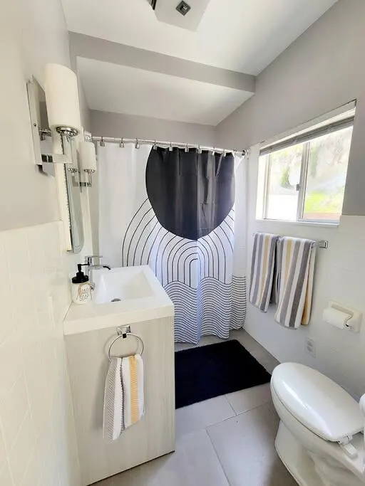 Spacious & Immaculate Haven Near Downtown Sd *