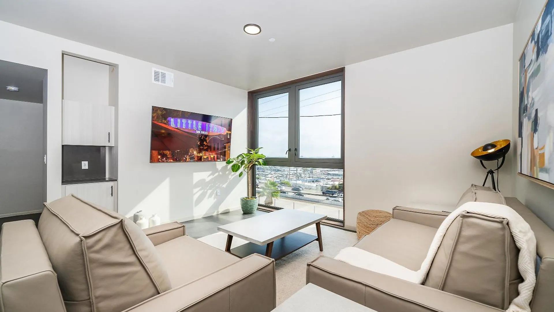 City24 Little Italy Mission Hills Hotel 4*