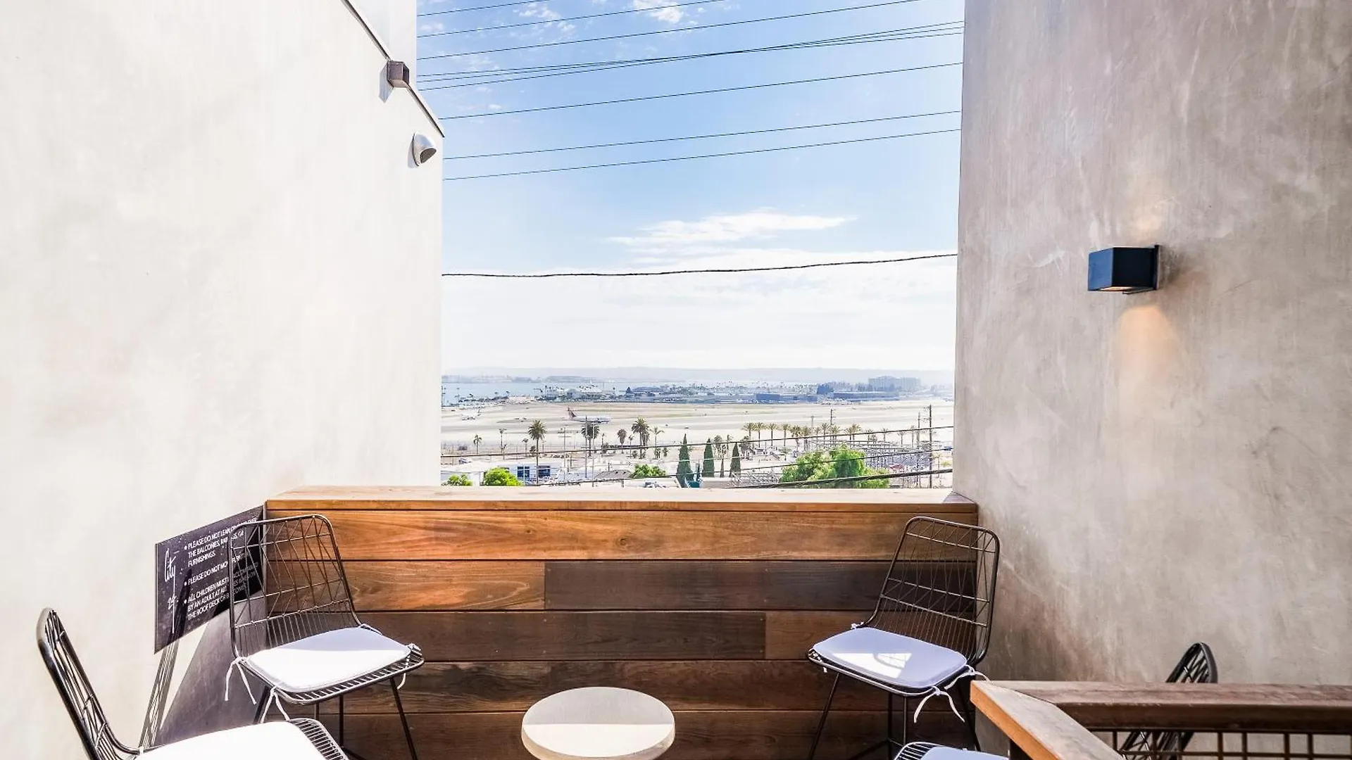 City24 Little Italy Mission Hills Hotel 4*