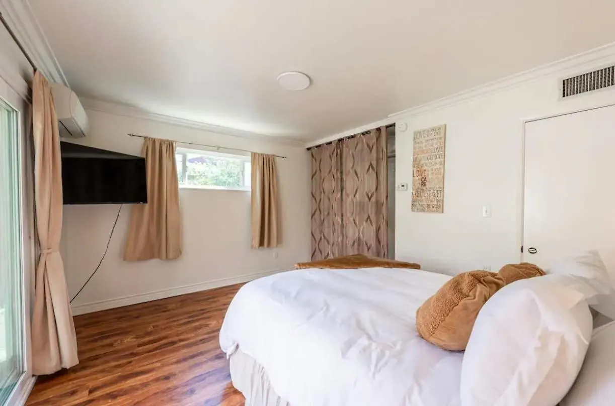 New Cozy Retreat With Large Yard And Jacuzzi 度假居