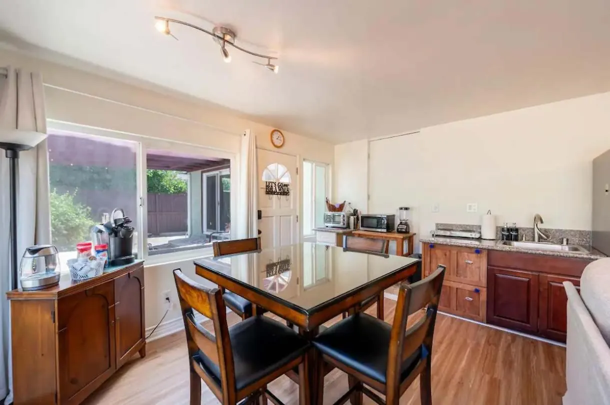 New Cozy Retreat With Large Yard And Jacuzzi *