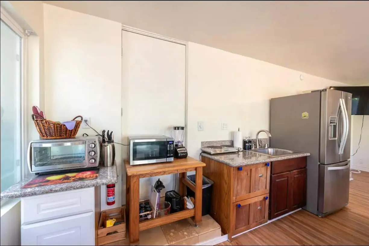 New Cozy Retreat With Large Yard And Jacuzzi 度假居