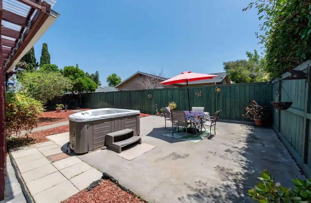 New Cozy Retreat With Large Yard And Jacuzzi 度假居 *