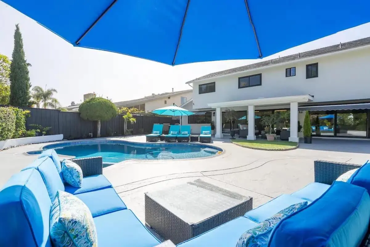 Designer Family With Resort-style Oasis *