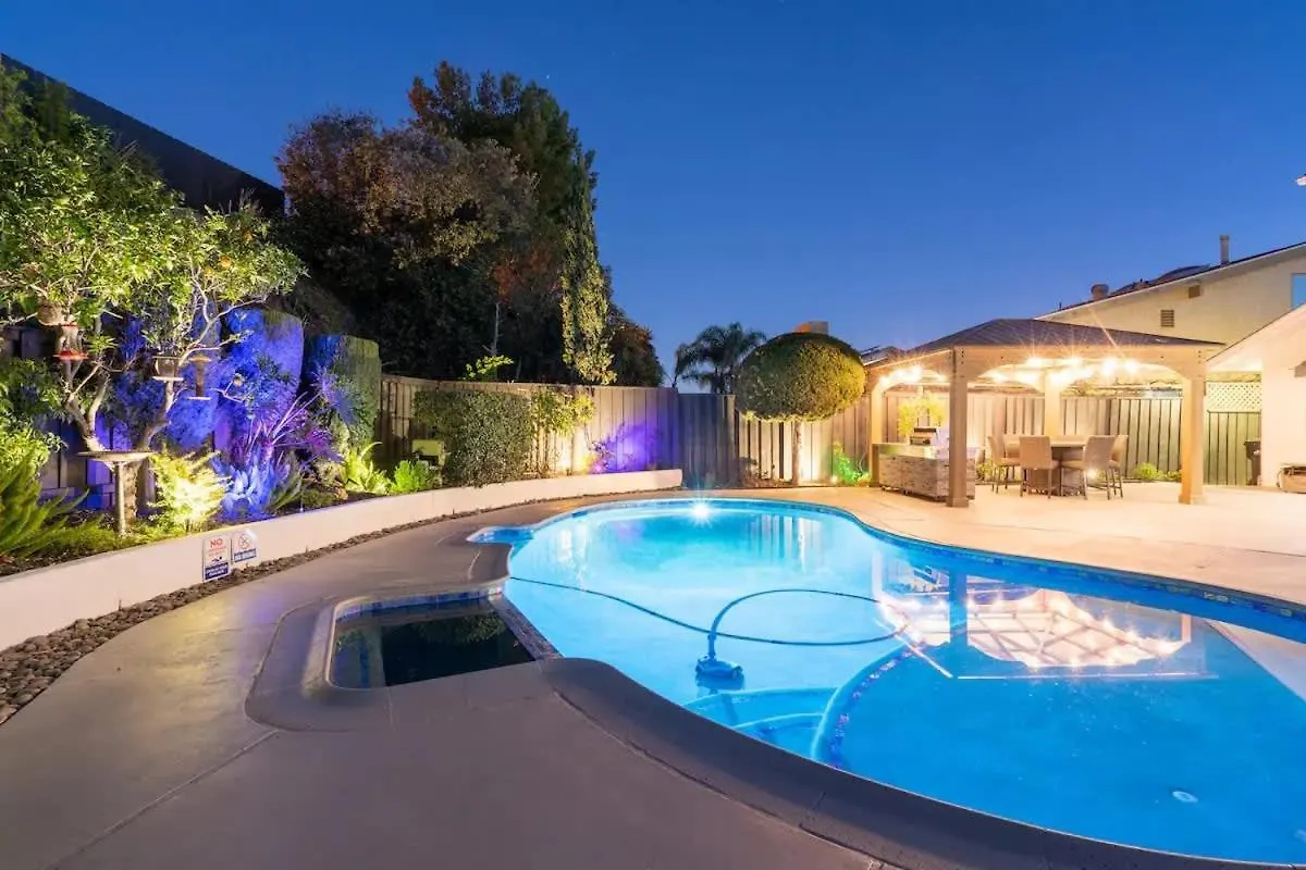 Designer Family With Resort-style Oasis Casa vacanze