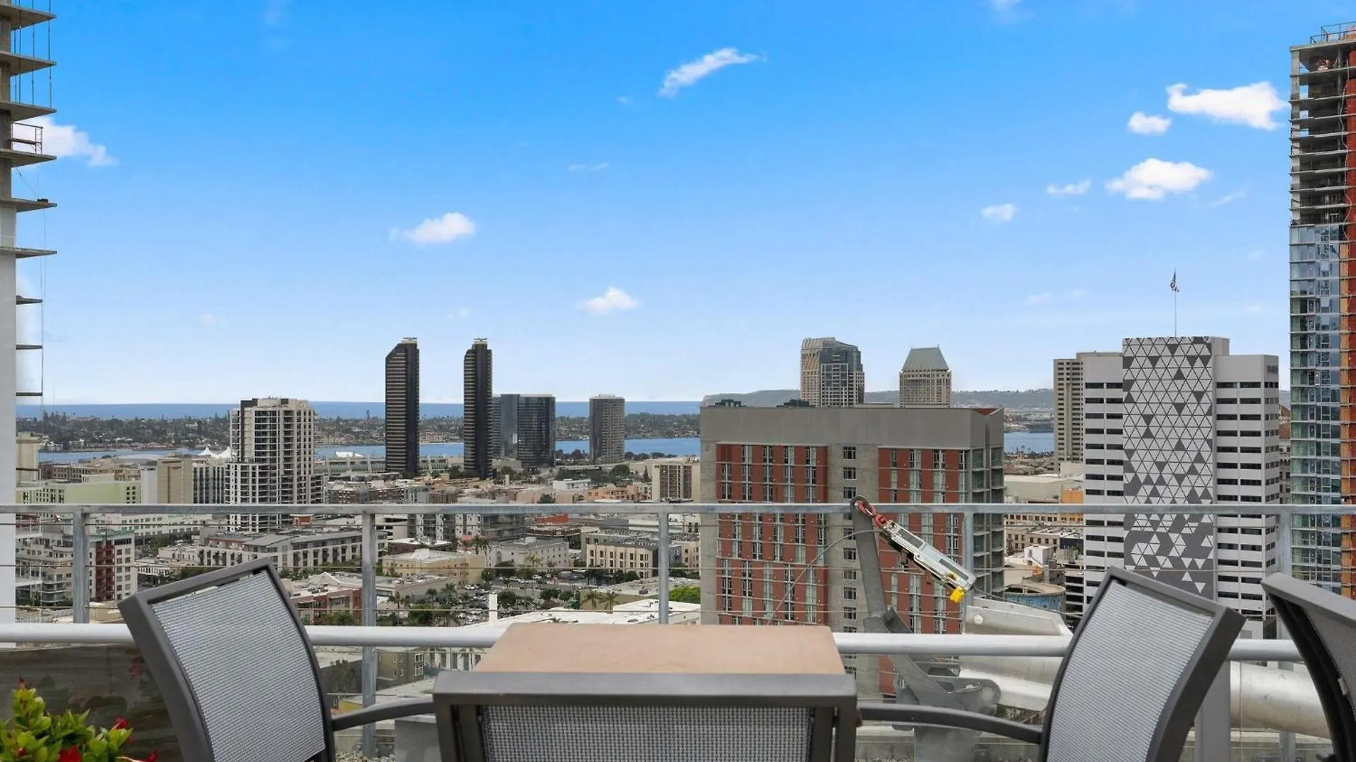 Modern 2 Bedroom - Chill & Enjoy With Rooftop Deck