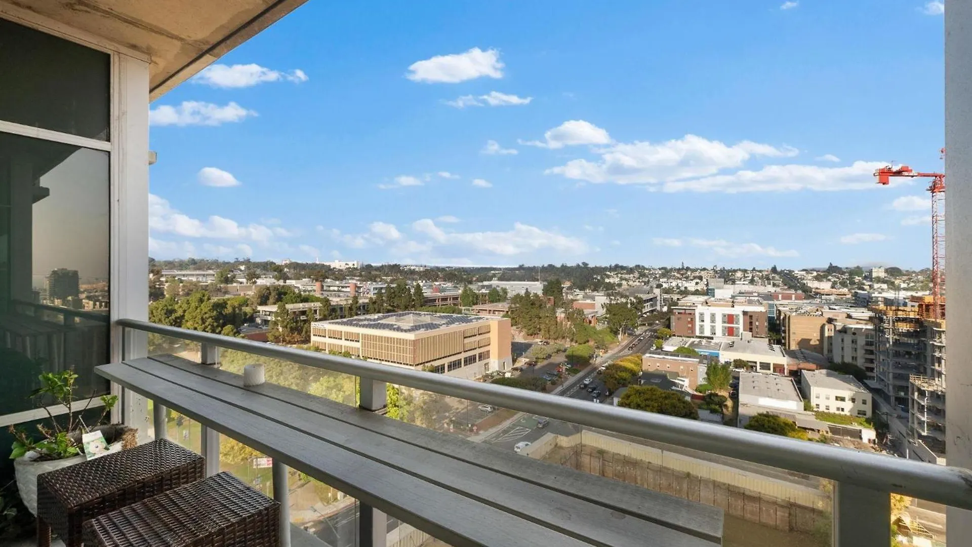 Modern 2 Bedroom - Chill & Enjoy With Rooftop Deck شقة