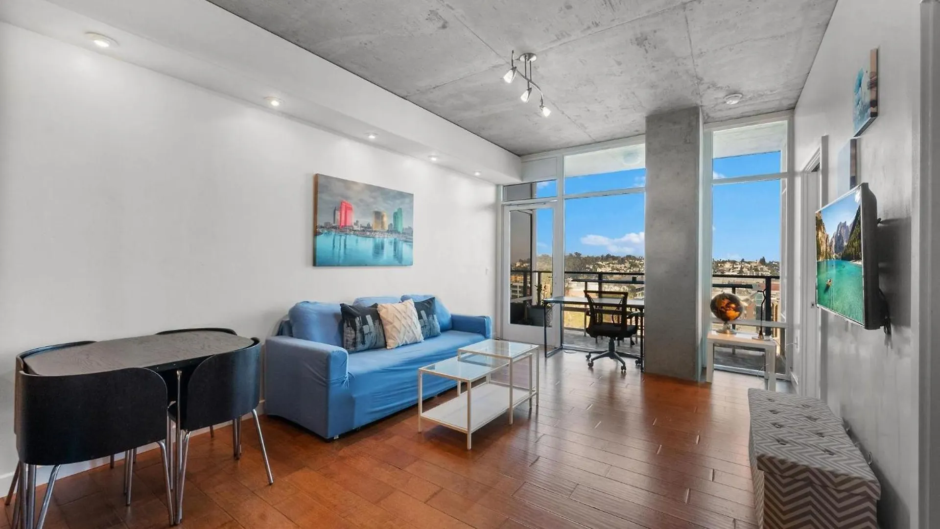 Modern 2 Bedroom - Chill & Enjoy With Rooftop Deck *