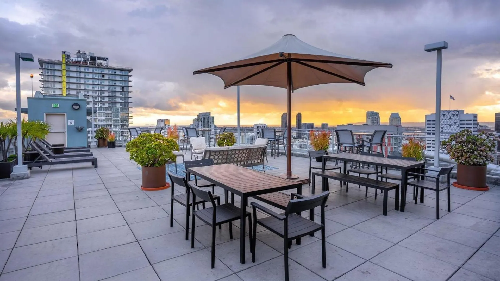 Modern 2 Bedroom - Chill & Enjoy With Rooftop Deck San Diego