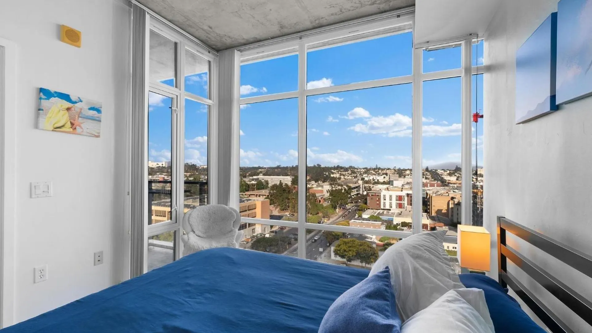 Modern 2 Bedroom - Chill & Enjoy With Rooftop Deck *