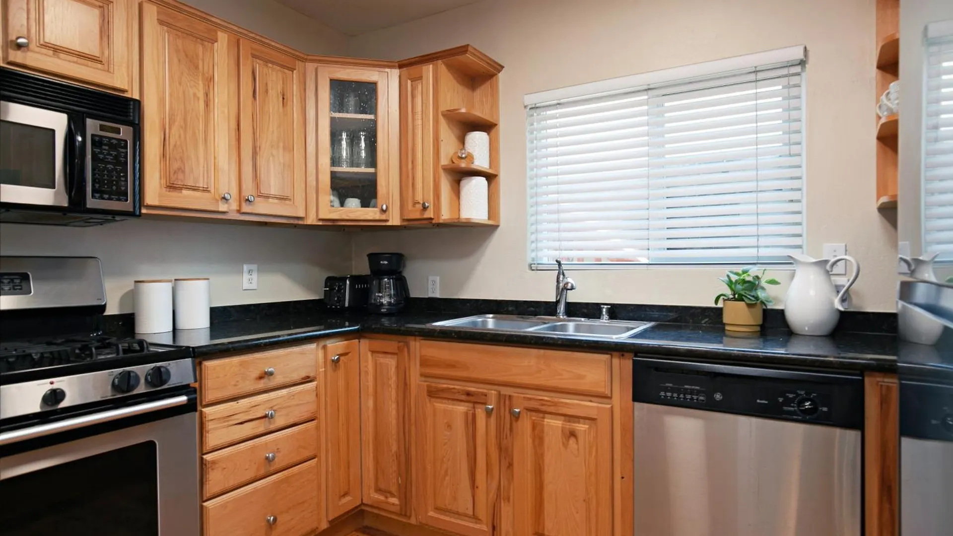 Hillcrest 3 Bedroom Charming Private By Shops & Restaurants *