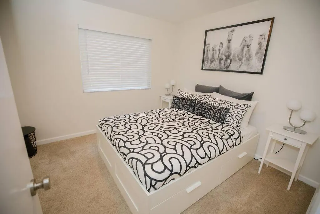 Semesterbostad 2 Private Masters, New Beds & Furniture, Sleeps 12