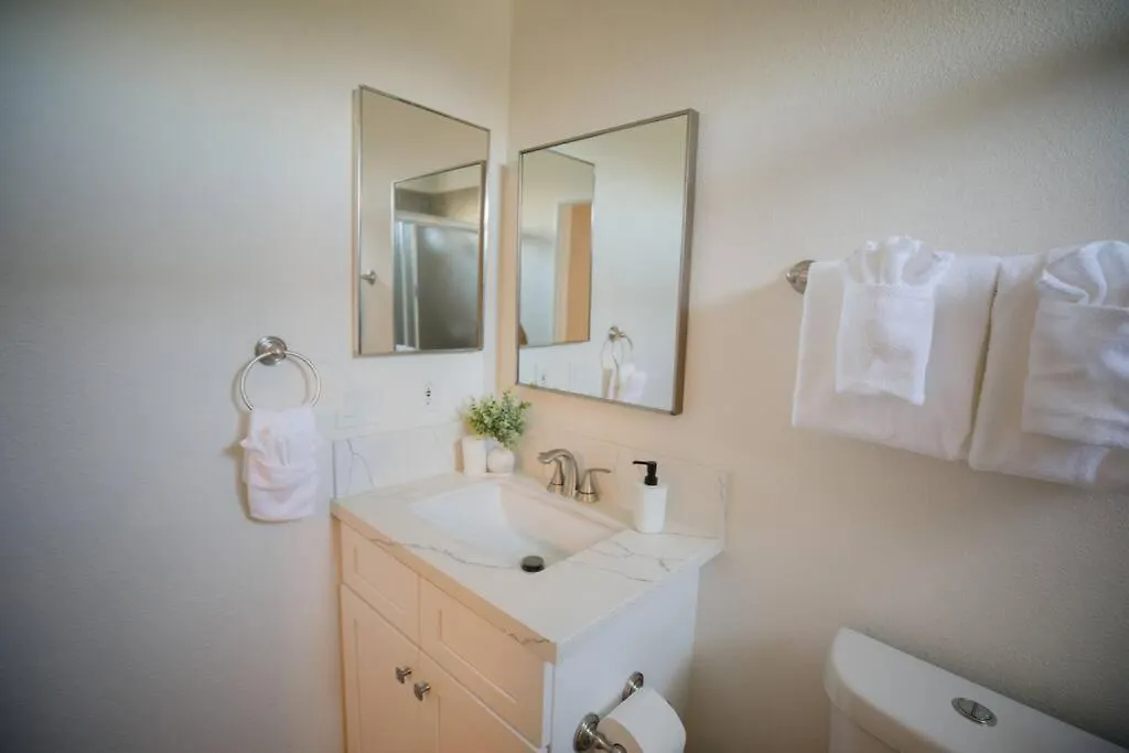 2 Private Masters, New Beds & Furniture, Sleeps 12 Semesterbostad *