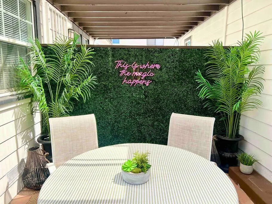 Pb 1br Boho With Parking, Ac, And Large Patio Holiday home