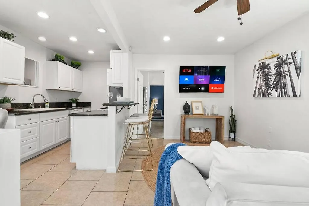 Pb 1br Boho With Parking, Ac, And Large Patio *