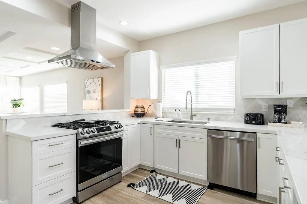 1 Block To Stylish 3br Contemporary Appartement