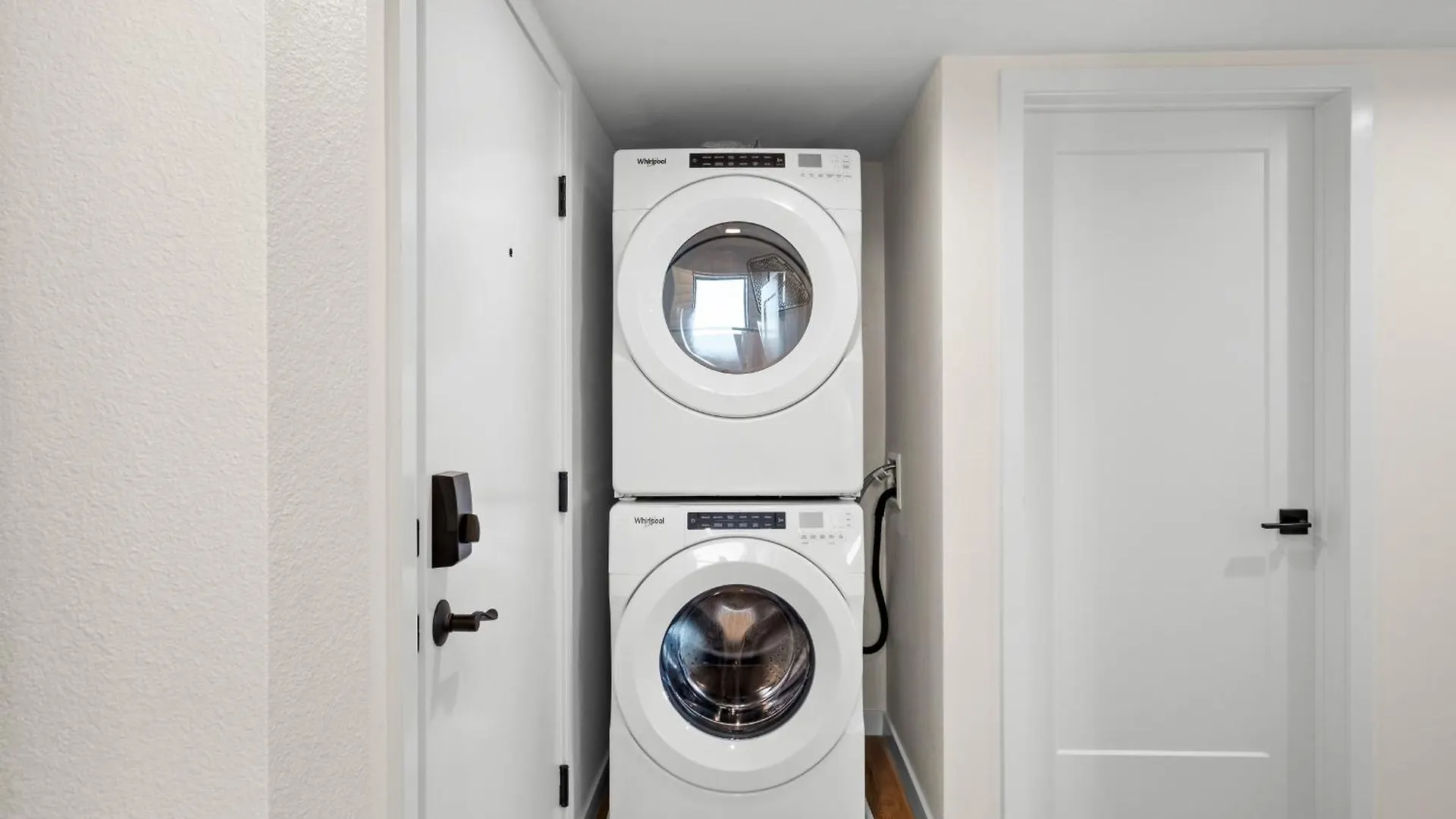 Modern 2 Bedroom King Bed Evcharger Pet-friendly Balcony