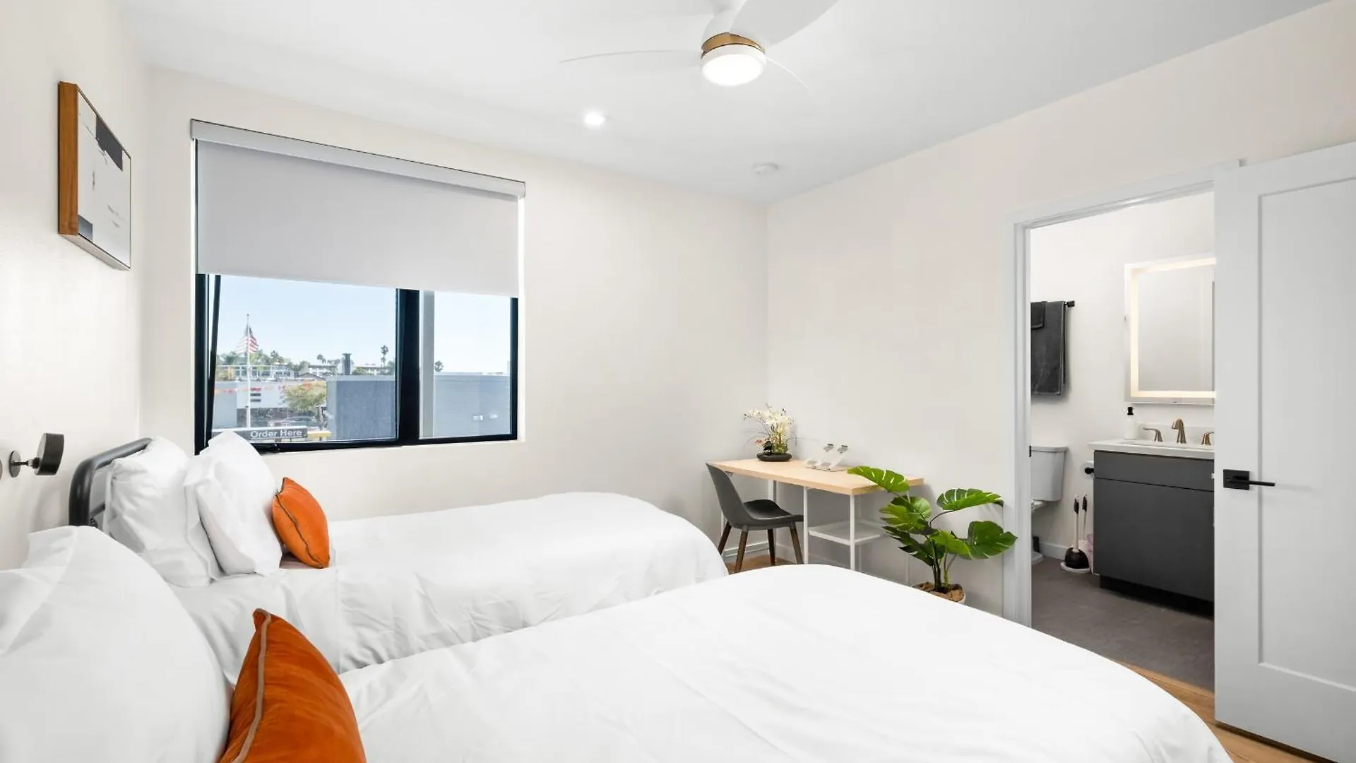 Modern 2 Bedroom King Bed Evcharger Pet-friendly Balcony