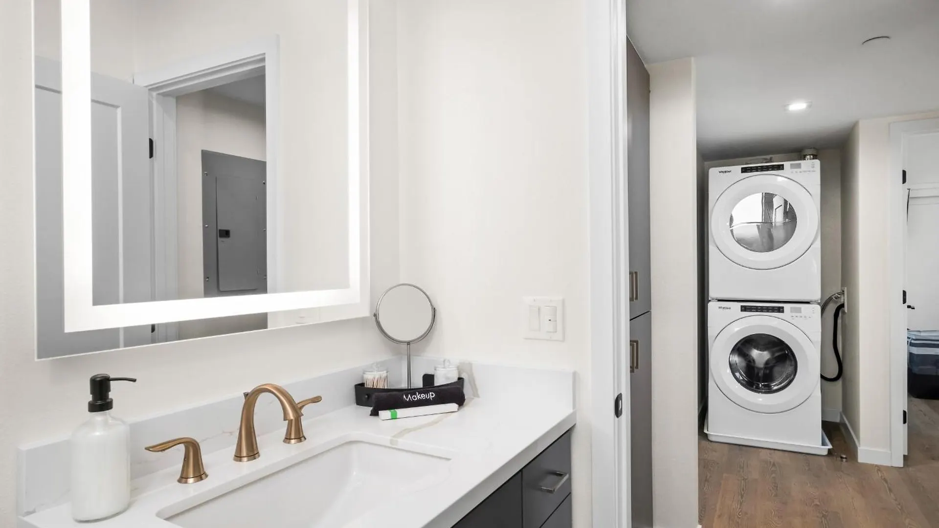 Modern 2 Bedroom King Bed Evcharger Pet-friendly Balcony 公寓 *