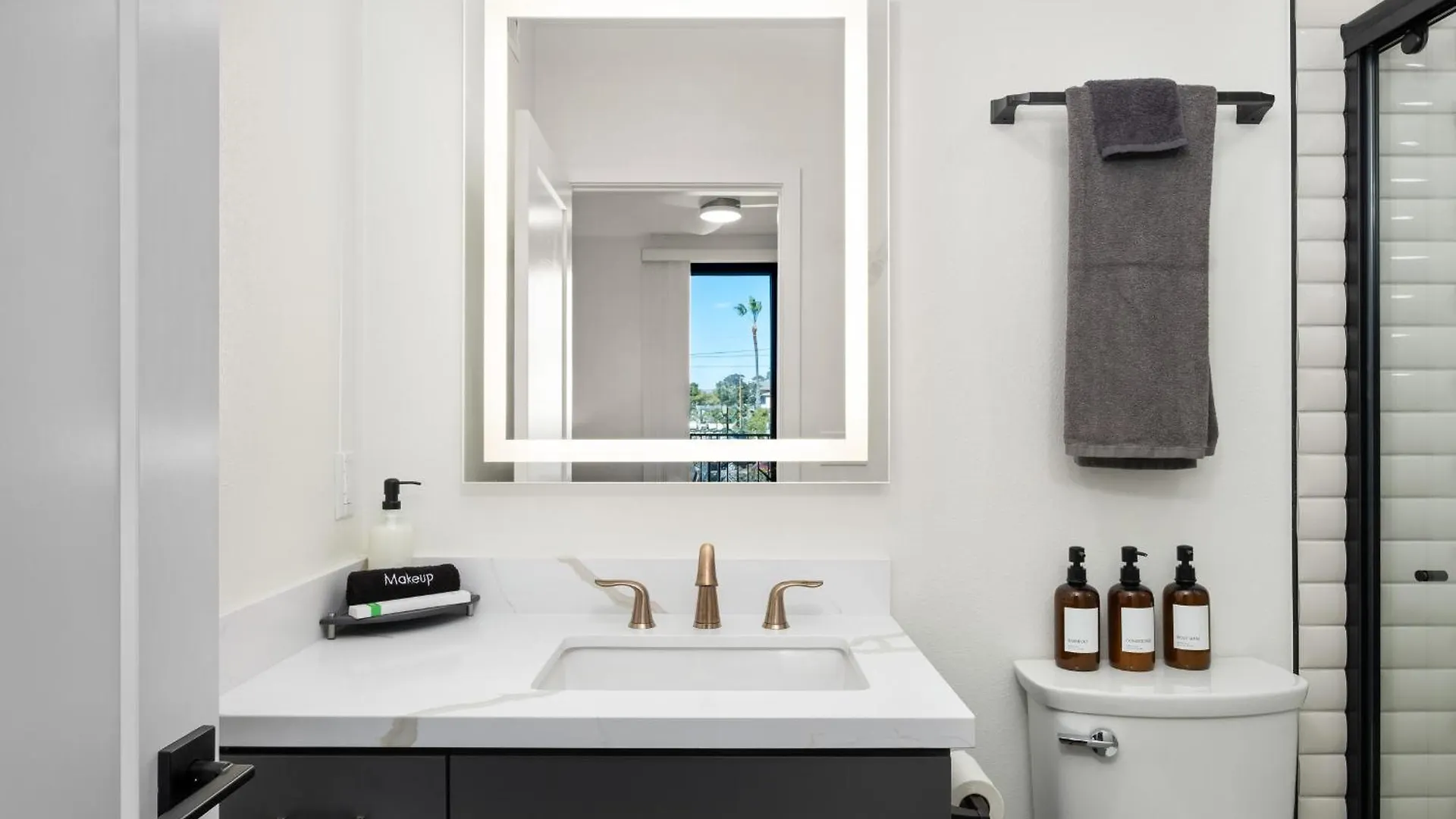 Modern 2 Bedroom King Bed Evcharger Pet-friendly Balcony