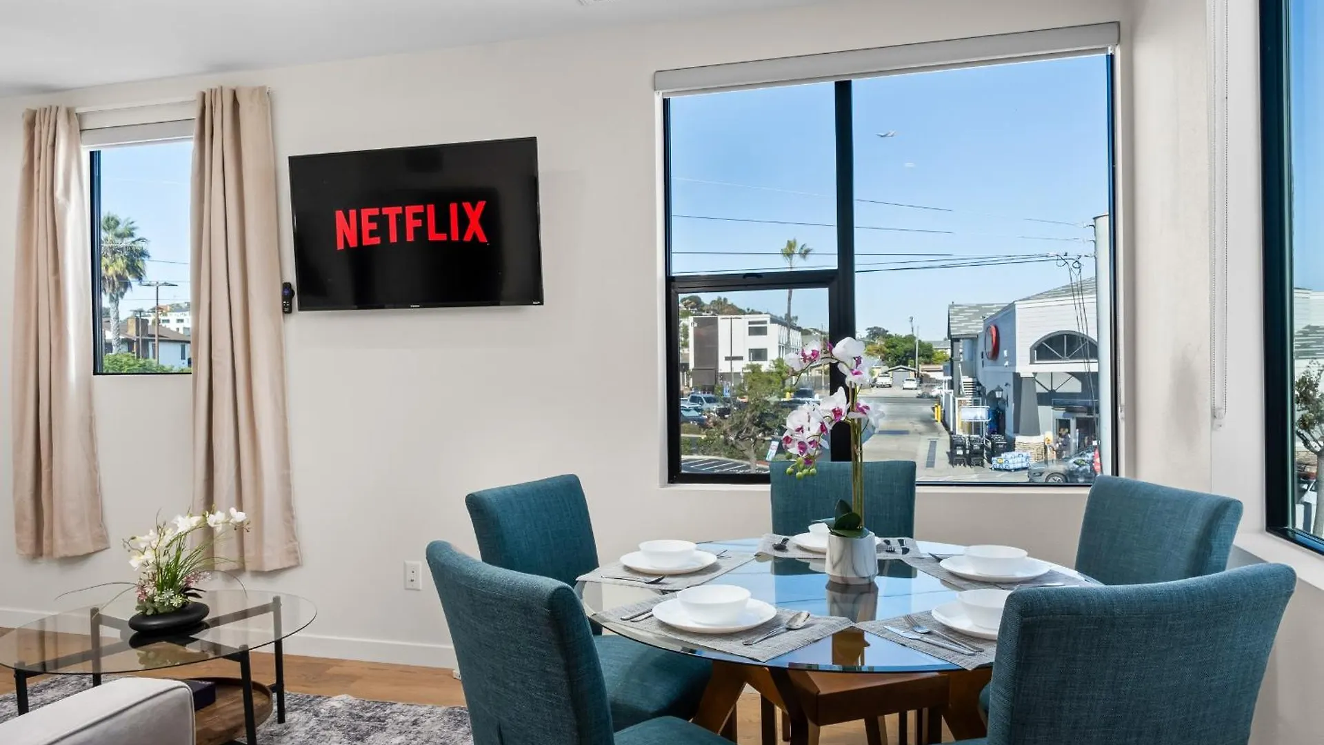 Modern 2 Bedroom King Bed Evcharger Pet-friendly Balcony