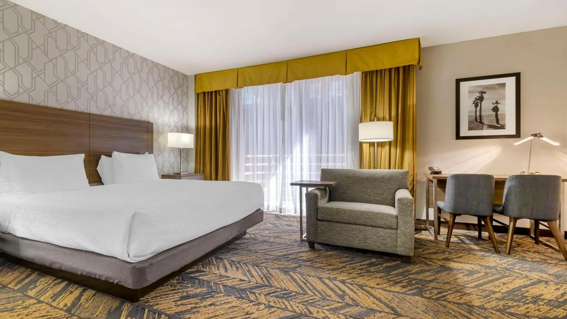Hotel Western Bayside 3*
