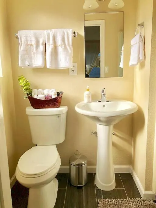Creative Haven Chic 3-bedroom With Artistic Touches *