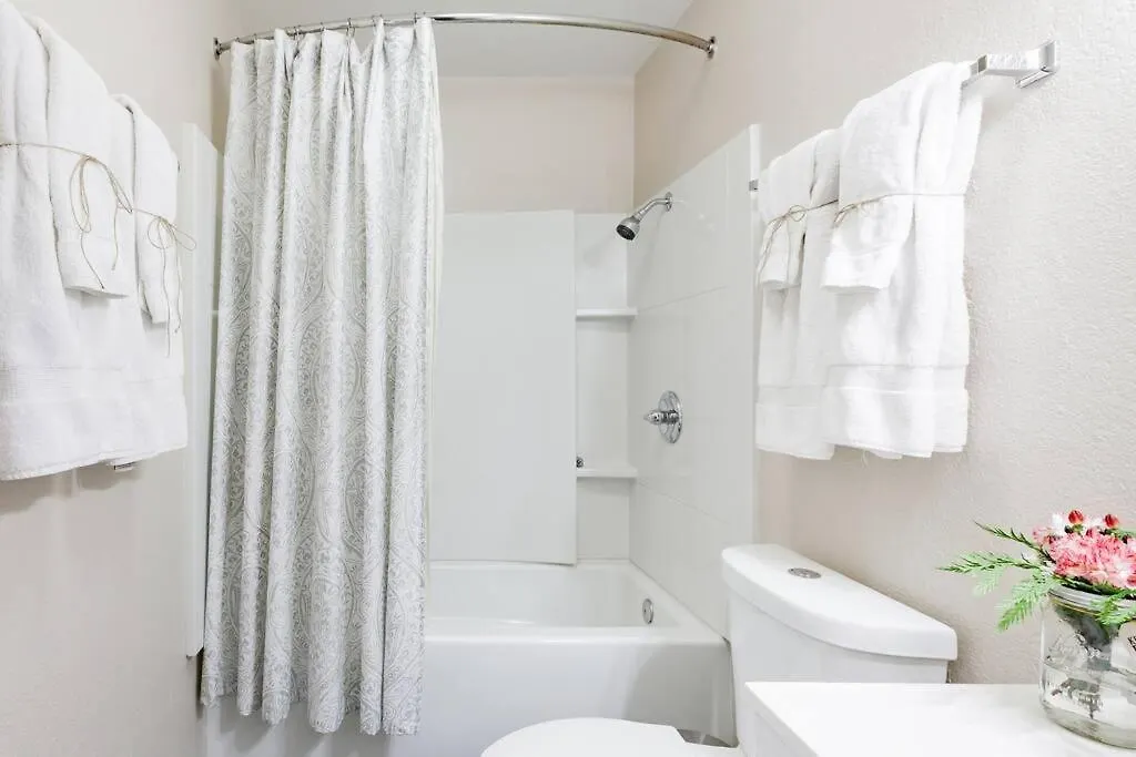 Creative Haven Chic 3-bedroom With Artistic Touches Vakantiehuis San Diego