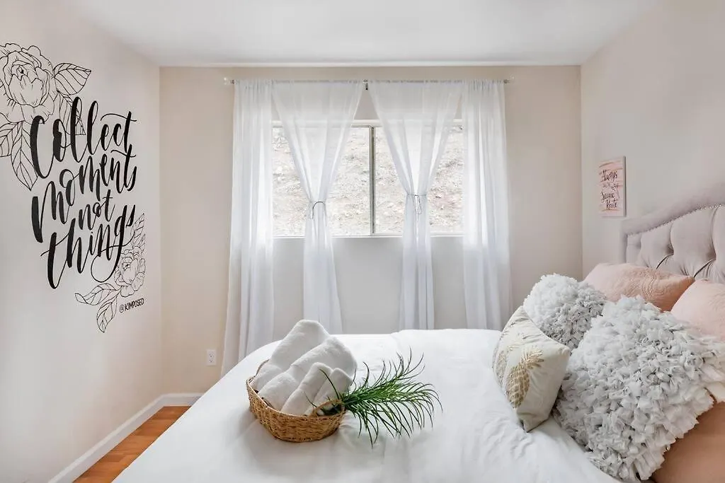 Creative Haven Chic 3-bedroom With Artistic Touches Vakantiehuis *