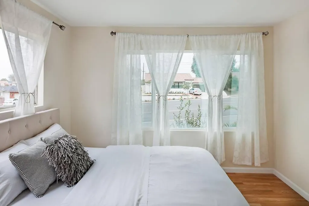 Creative Haven Chic 3-bedroom With Artistic Touches Vakantiehuis *