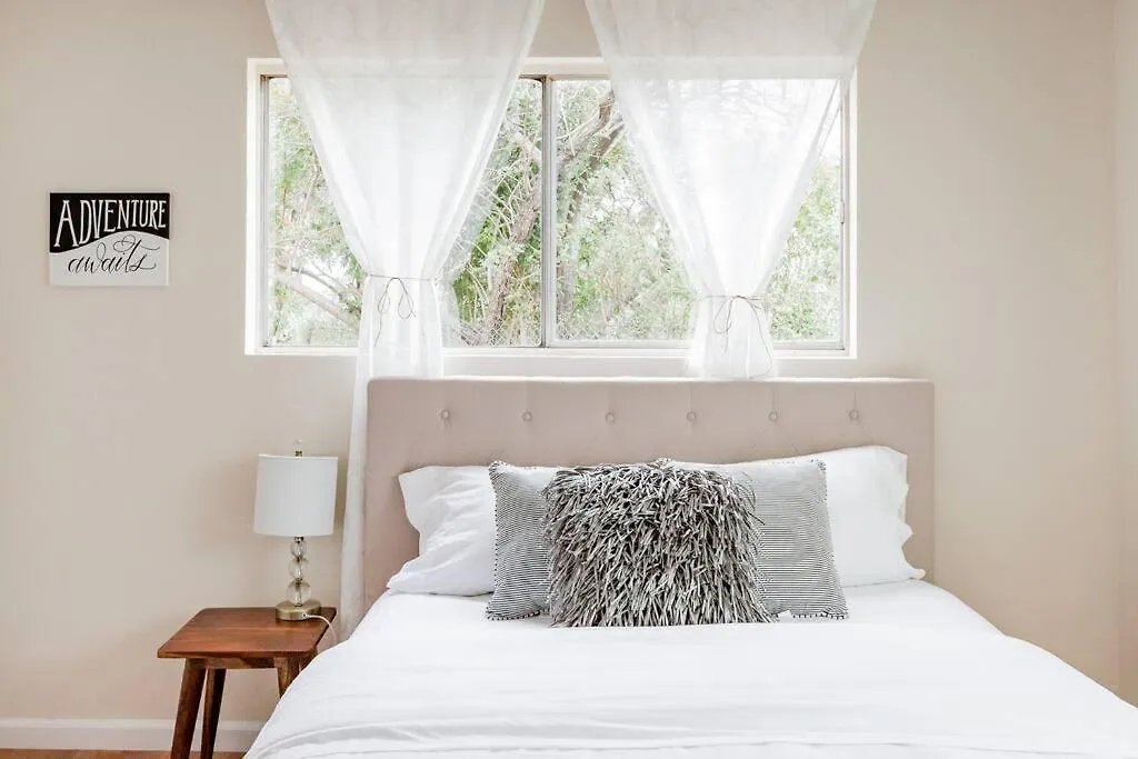 Creative Haven Chic 3-bedroom With Artistic Touches *