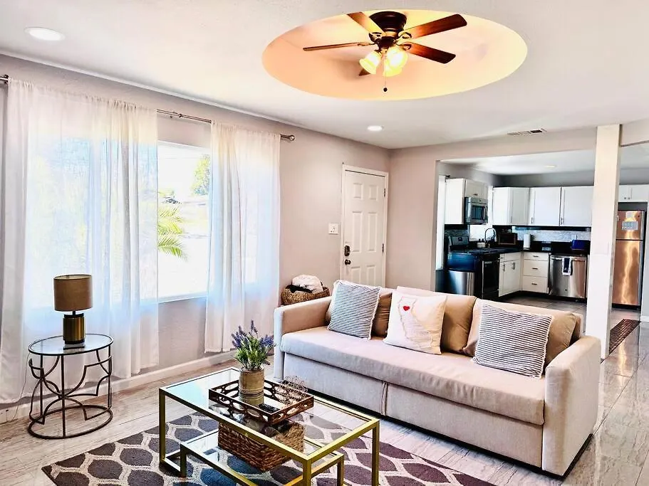 Creative Haven Chic 3-bedroom With Artistic Touches Vakantiehuis *