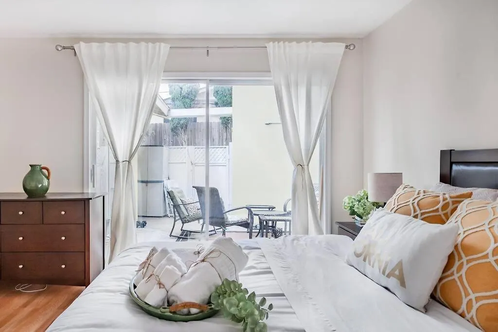 Creative Haven Chic 3-bedroom With Artistic Touches Vakantiehuis