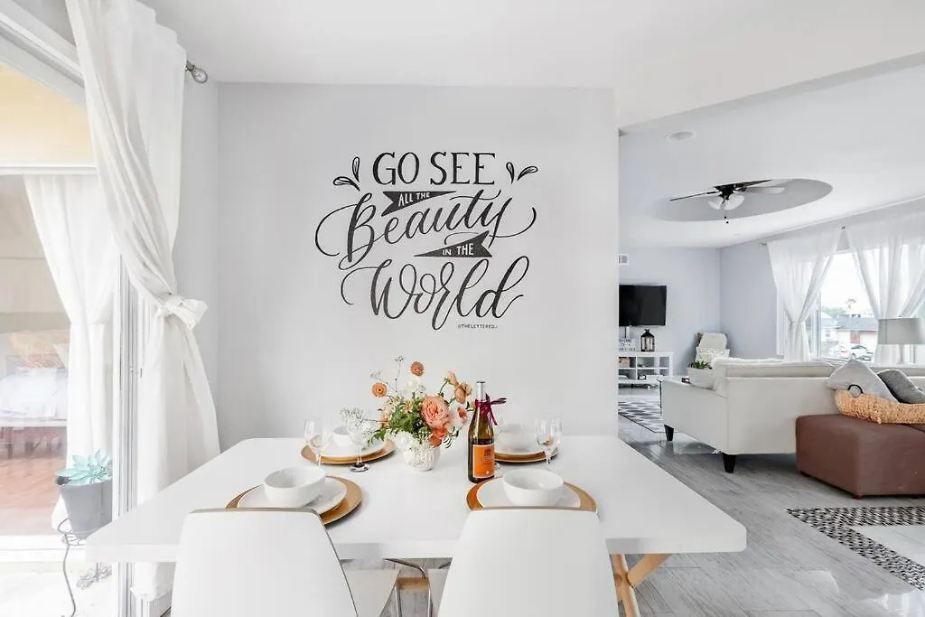 Creative Haven Chic 3-bedroom With Artistic Touches Vakantiehuis San Diego