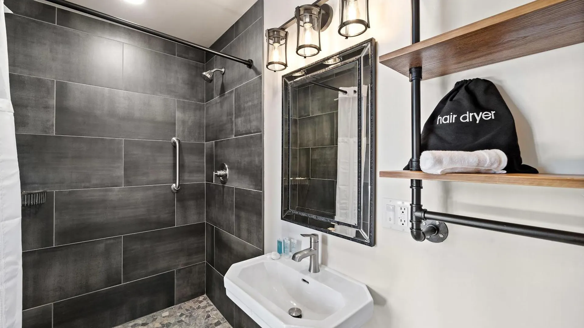 Renovated In Historic Nyaraló San Diego