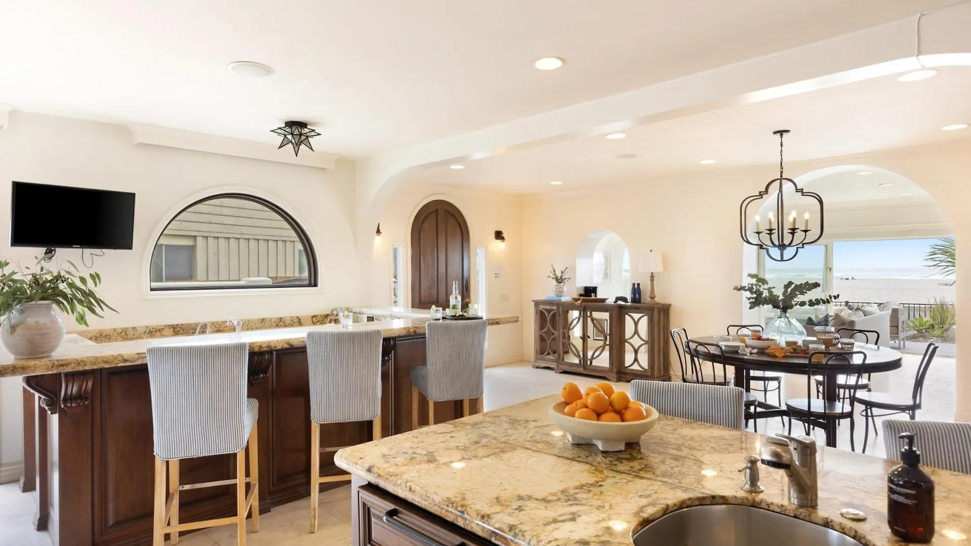Hébergement de vacances Shoreline By Avantstay Spectacular Beachfront W Fire Pit Pool Table *