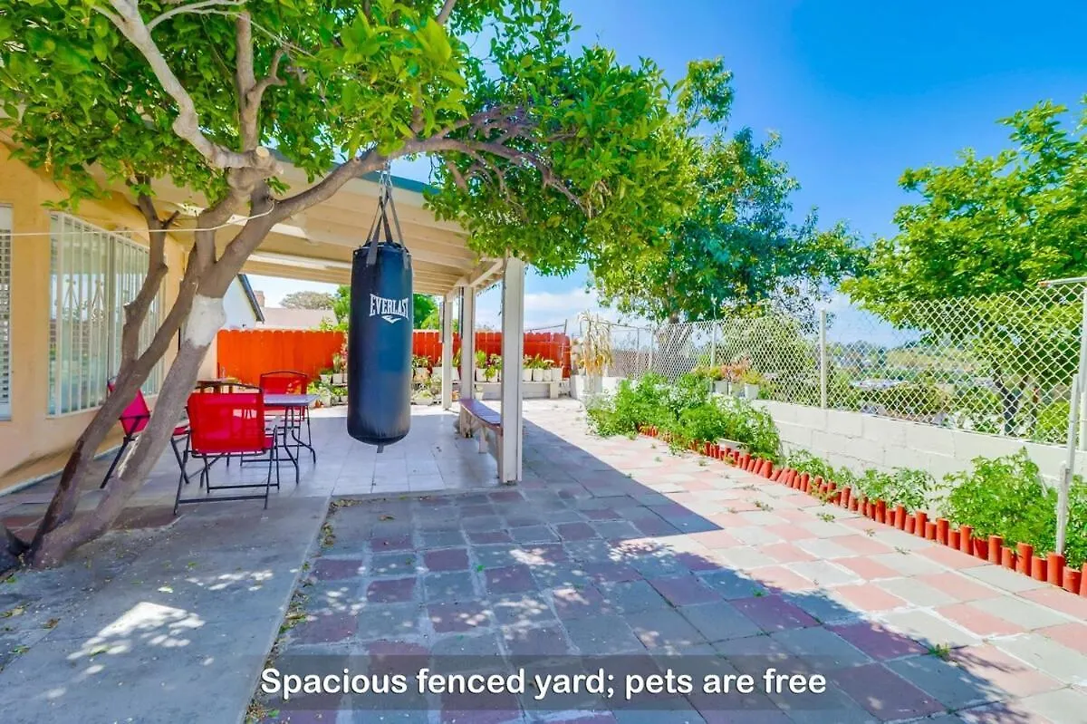 Entire Private 4-bedroom House With Garage, Gated Yard, King Bed בית נופש *