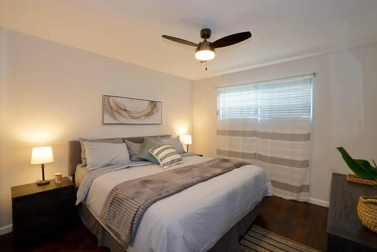1 Bed 1 Bath Big Private Back Yard Location Holiday home