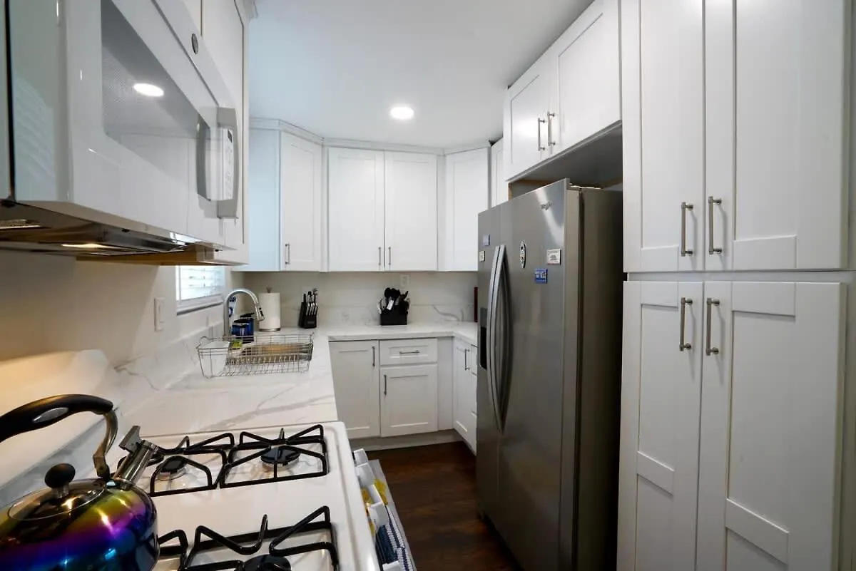 1 Bed 1 Bath Big Private Back Yard Location San Diego