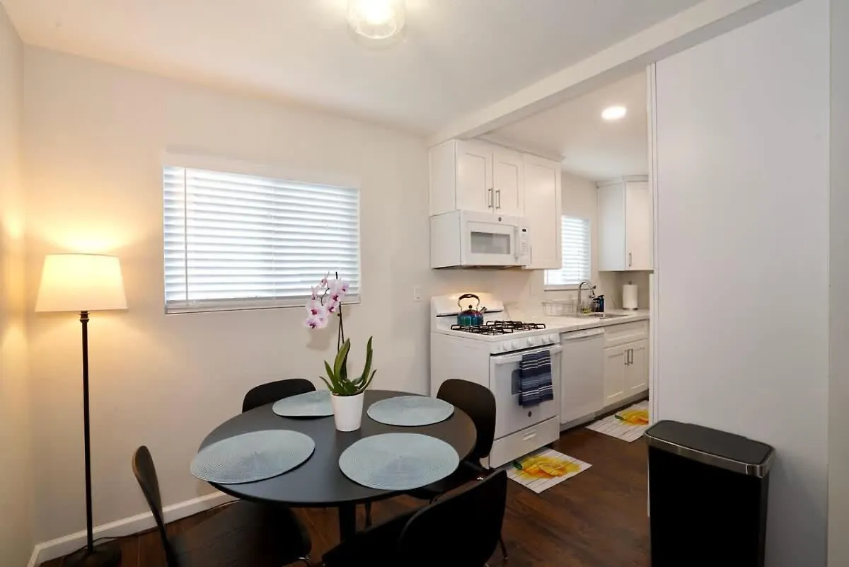 1 Bed 1 Bath Big Private Back Yard Location Holiday home *