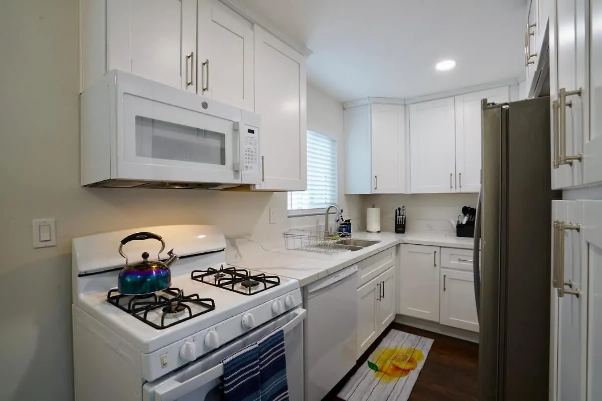 Holiday home 1 Bed 1 Bath Big Private Back Yard Location *