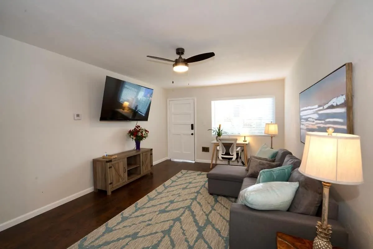 Holiday home 1 Bed 1 Bath Big Private Back Yard Location San Diego